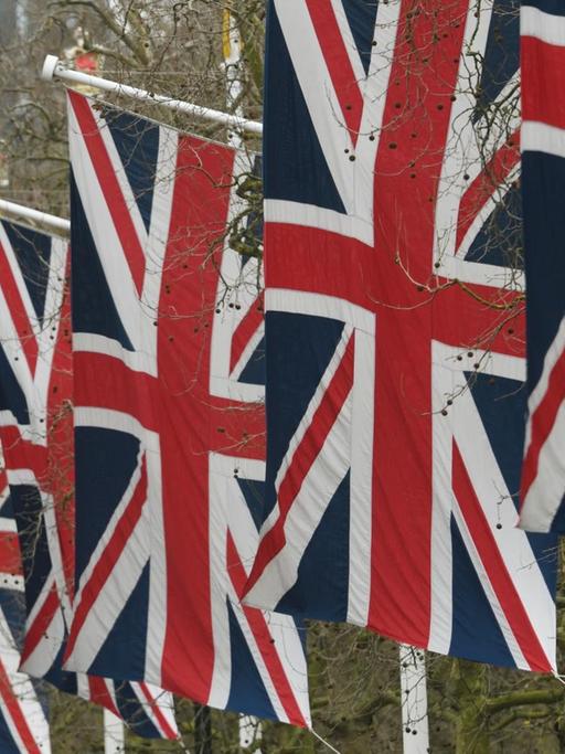 Eine Reihe von britischen Nationalflaggen hängt entlang der Straße The Mall, die zum Buckingham Palace in London führt.
