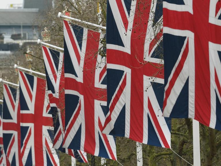 Eine Reihe von britischen Nationalflaggen hängt entlang der Straße The Mall, die zum Buckingham Palace in London führt.