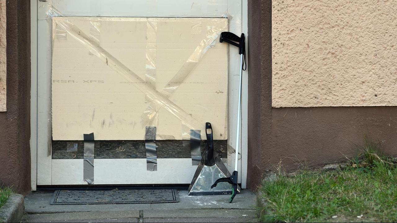 Ein Kehrblech und ein Greifer stehen an einer Haustür eines Mehrfamilienhauses. Eine giftige Kobra ist am 25. August einem Schlangenhalter in Herne entwischt. Vier Reihenhäuser wurden daraufhin evakuiert. Ein Kehrblech und ein Greifer stehen an einer Haustür eines Mehrfamilienhauses. Eine giftige Kobra ist am 25. August einem Schlangenhalter in Herne entwischt. Vier Reihenhäuser wurden daraufhin evakuiert.