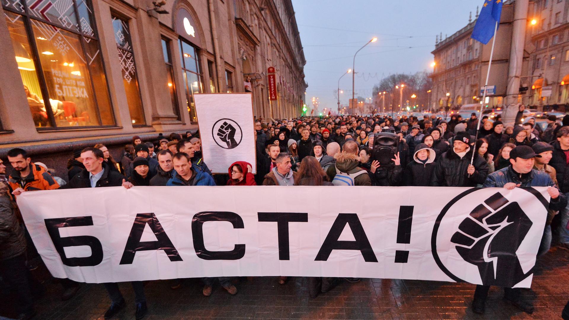 Teilnehmer einer nicht genehmigten Demonstrantion in Minsk protestieren gegen das Dekret No.3, die sogenannte Schmarotzer-Steuer. Teilnehmer einer nicht genehmigten Demonstrantion in Minsk protestieren gegen das Dekret No.3, die sogenannte Schmarotzer-Steuer.