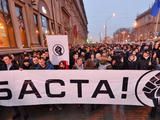 Teilnehmer einer nicht genehmigten Demonstrantion in Minsk protestieren gegen das Dekret No.3, die sogenannte Schmarotzer-Steuer.