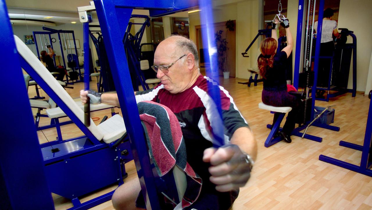 Ein älterer Mann beim ausgiebigen Training der Arme an einem speziellen Trainingsgerät.
Ein älterer Mann beim ausgiebigen Training der Arme an einem speziellen Trainingsgerät.
