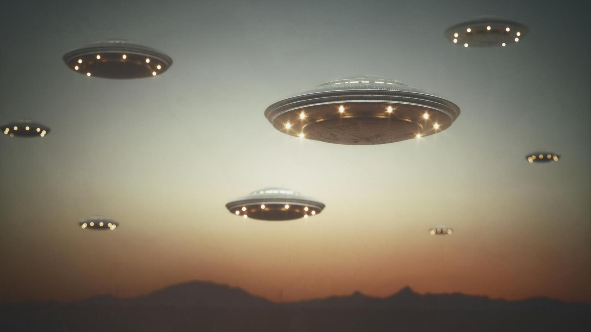 Illustration mehrerer UFOS am Sonnenuntergangshimmel.