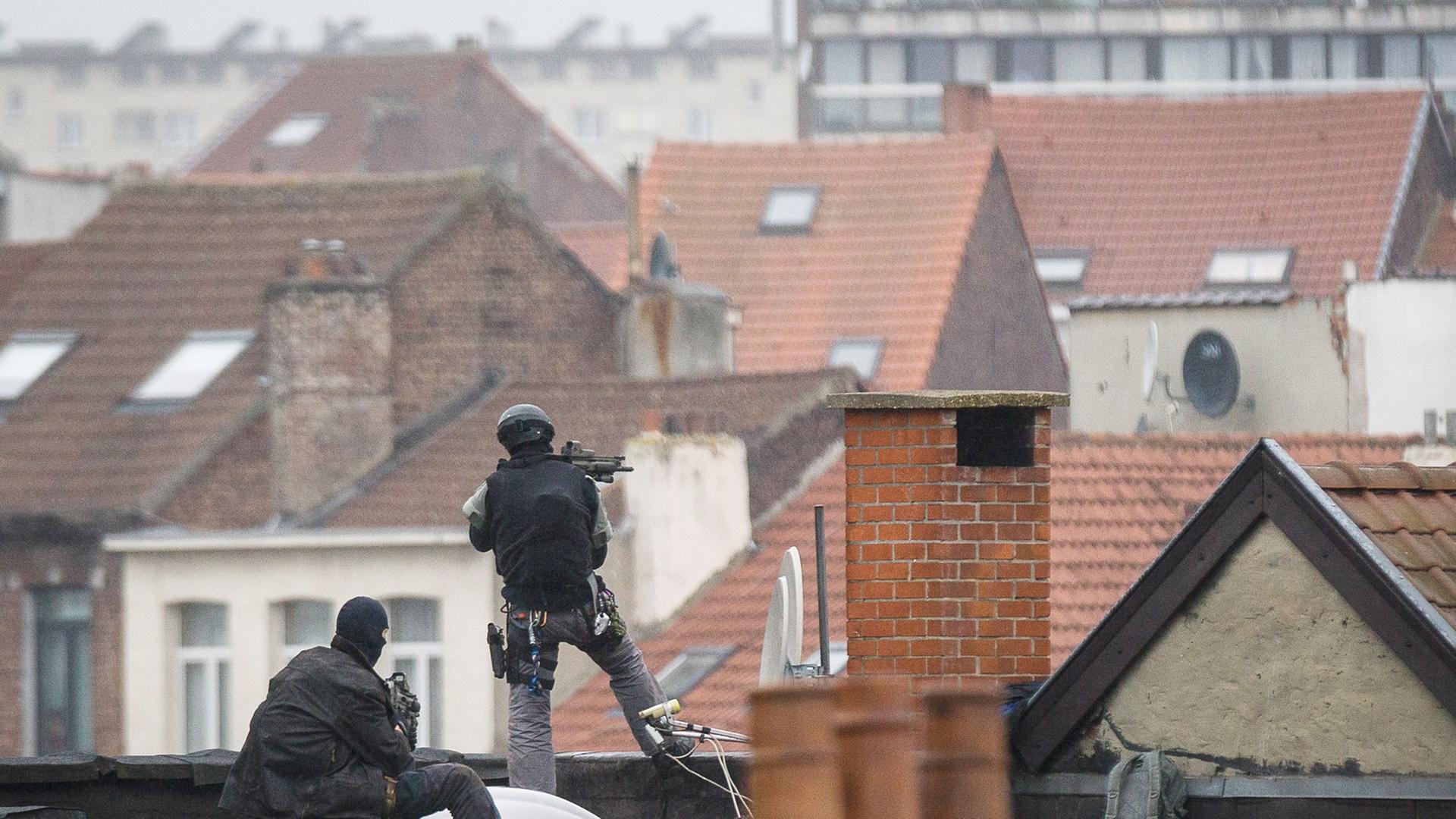 Scharfschützen im Brüsseler Stadtteil Molenbeek Scharfschützen im Brüsseler Stadtteil Molenbeek