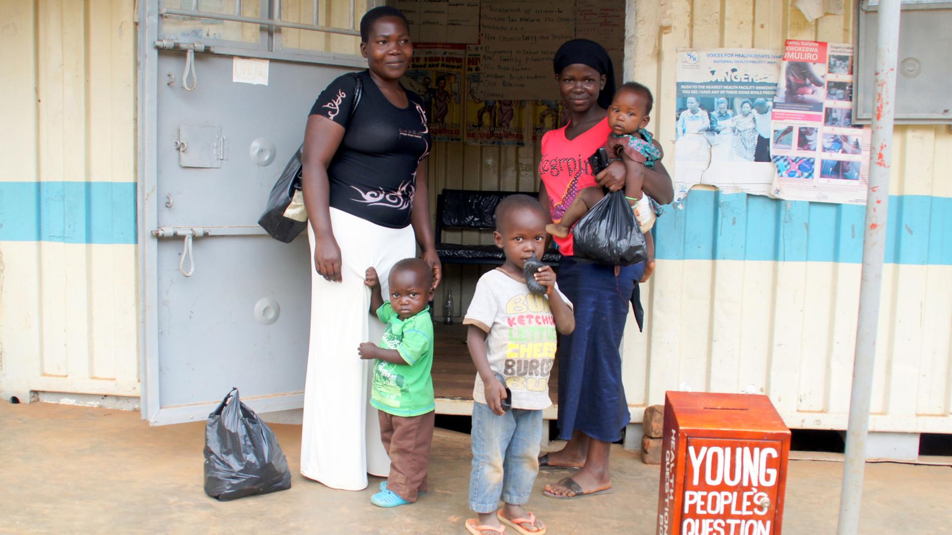 Junge Mütter vor einer Klinik in Uganda Junge Mütter vor einer Klinik in Uganda