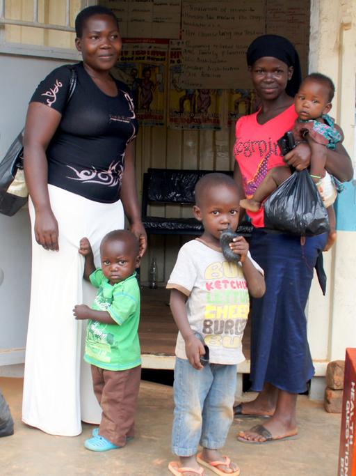 Junge Mütter vor einer Klinik in Uganda