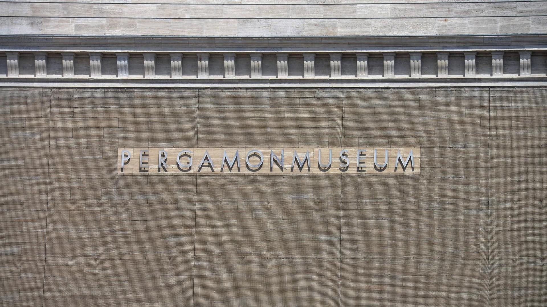 Schriftzug des Pergamonmuseums Berlin Schriftzug des Pergamonmuseums Berlin