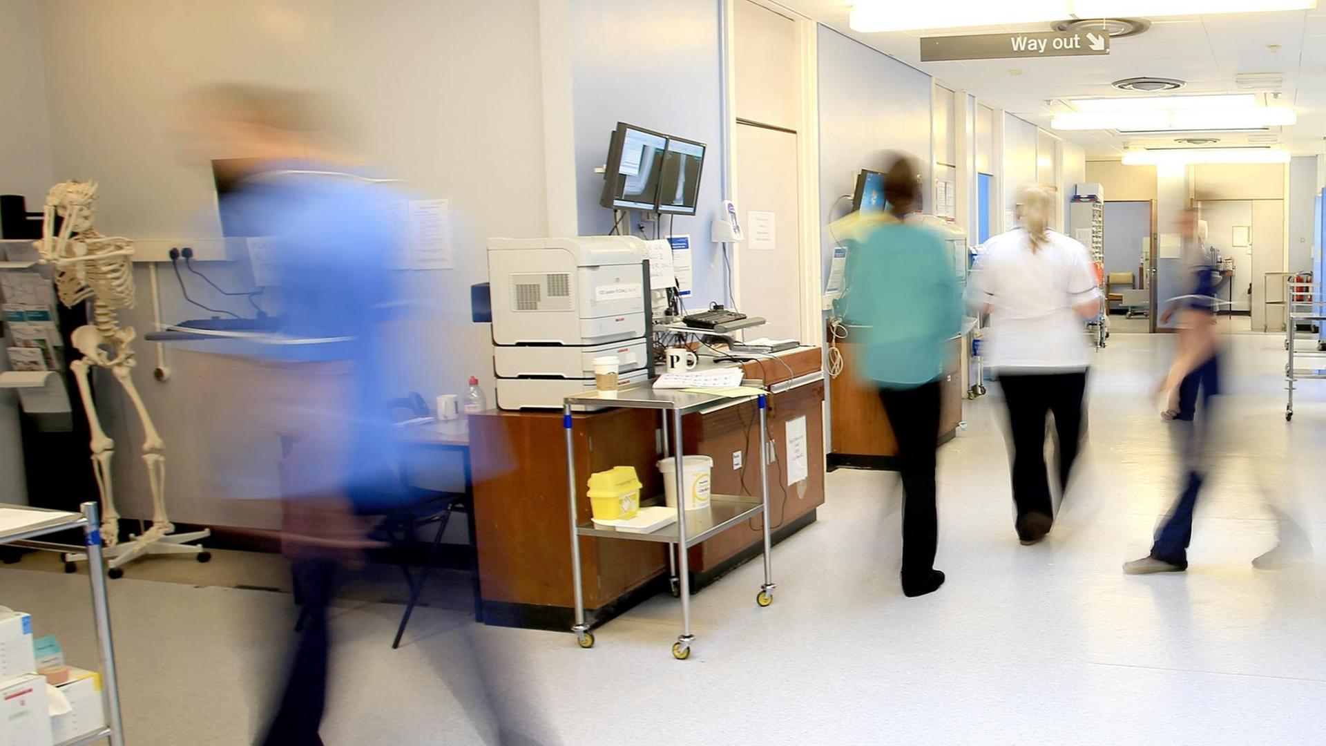 Hektik auf dem Krankenhausflur - der britische National Health Service leidet unter Personalmangel Hektik auf dem Krankenhausflur - der britische National Health Service leidet unter Personalmangel