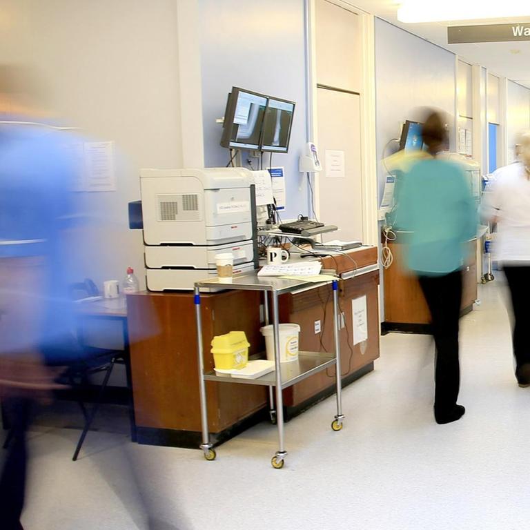 Hektik auf dem Krankenhausflur - der britische National Health Service leidet unter Personalmangel