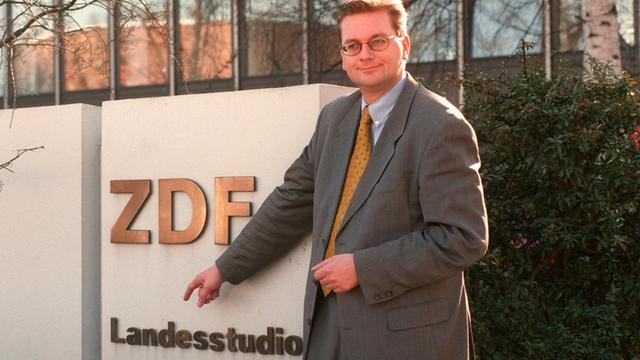 Reinhard Grindel steht vor einem Schild mit der Aufschrift "ZDF Landesstudio Berlin"