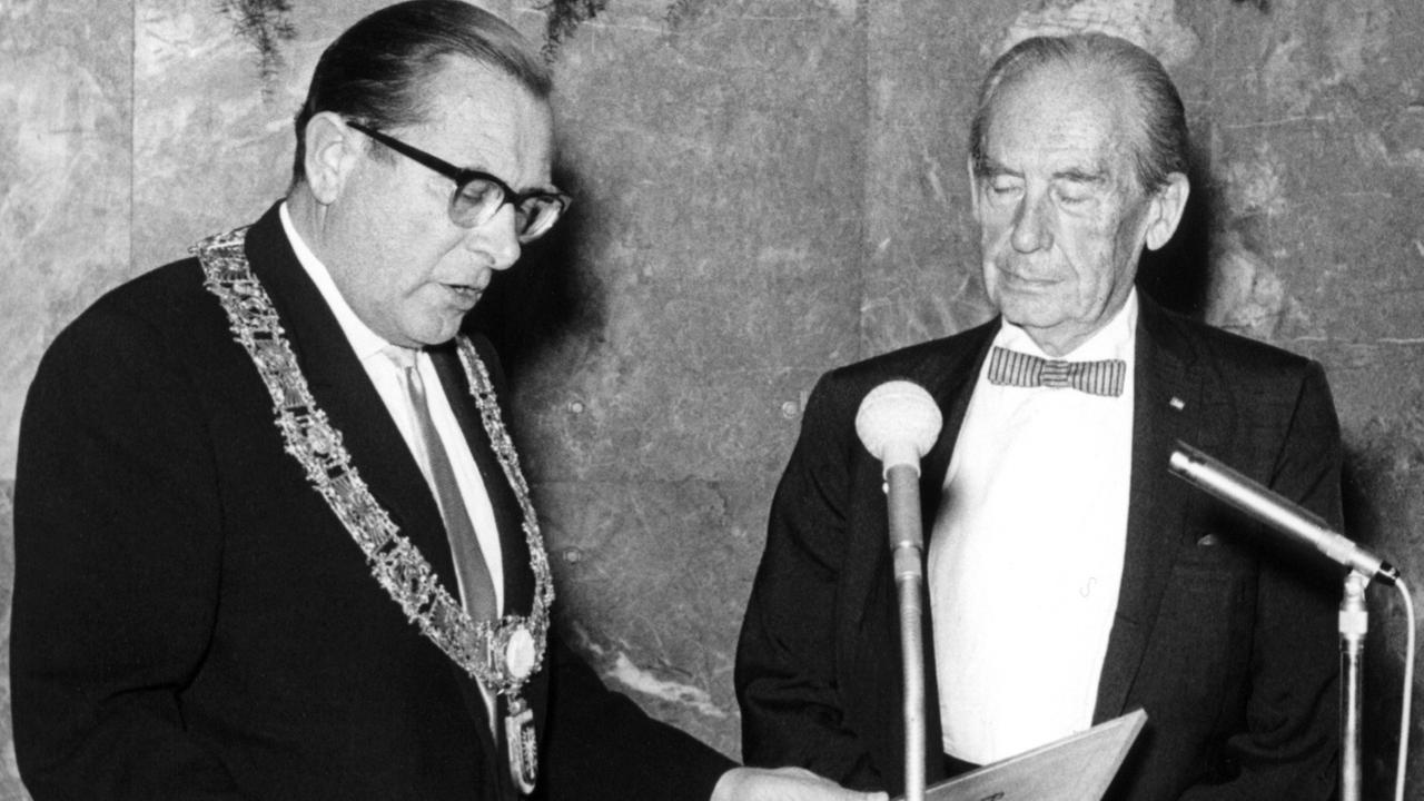 Der Architekt Walter Gropius (r.) steht  am 28. August 1961 neben dem Frankfurter Oberbürgermeister Werner Bockelmann in der Paulskirche.