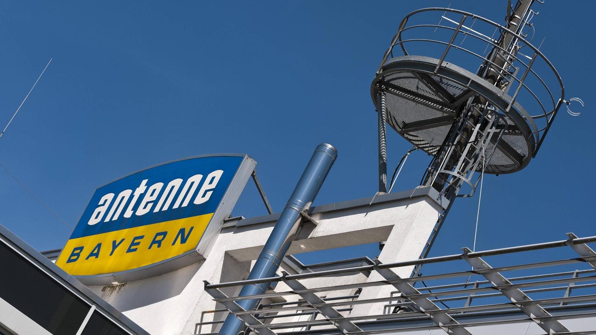 Auf dem Dach eines Gebäudes ist das Logo von "Antenne Bayern" zu sehen. Auf dem Dach eines Gebäudes ist das Logo von "Antenne Bayern" zu sehen.