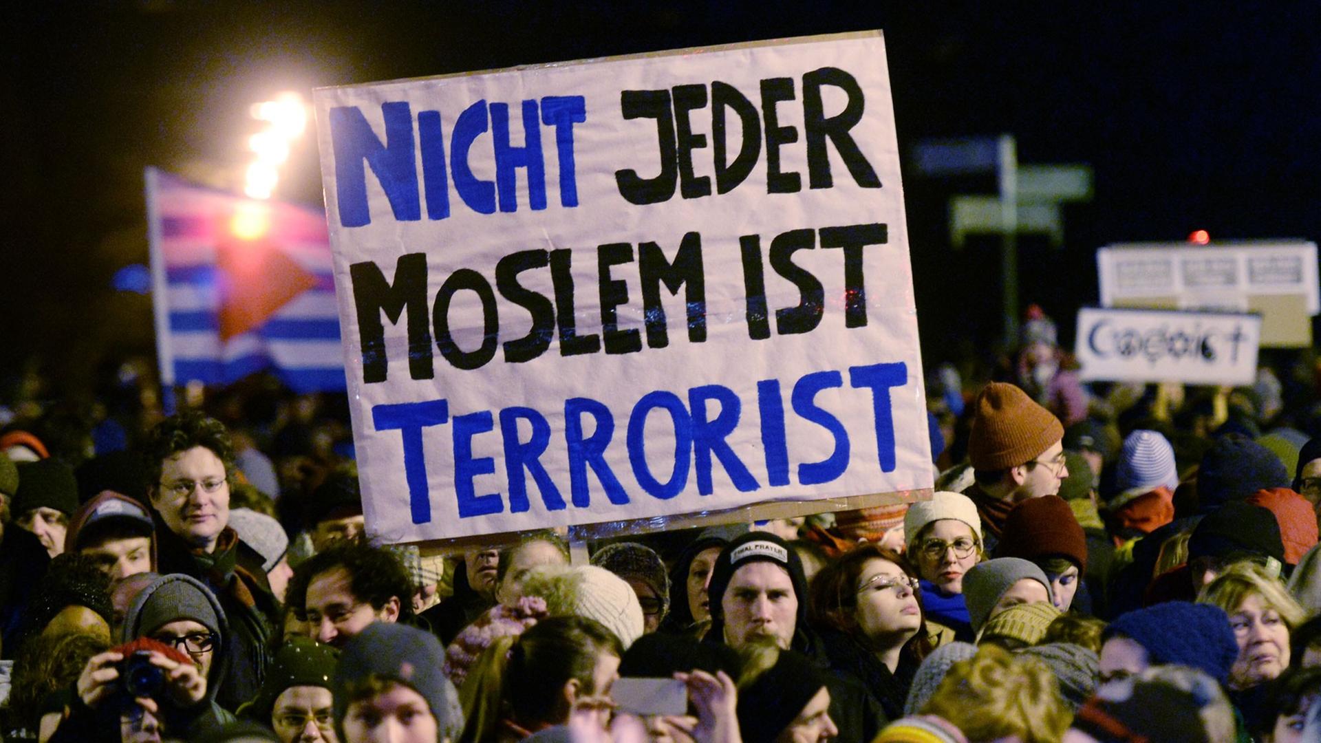 Teilnehmer einer Demonstration gegen die islamfeindliche Legida-Bewegung halten am 12.01.2015 in Leipzig (Sachsen) Transparente in die Höhe. Teilnehmer einer Demonstration gegen die islamfeindliche Legida-Bewegung halten am 12.01.2015 in Leipzig (Sachsen) Transparente in die Höhe.