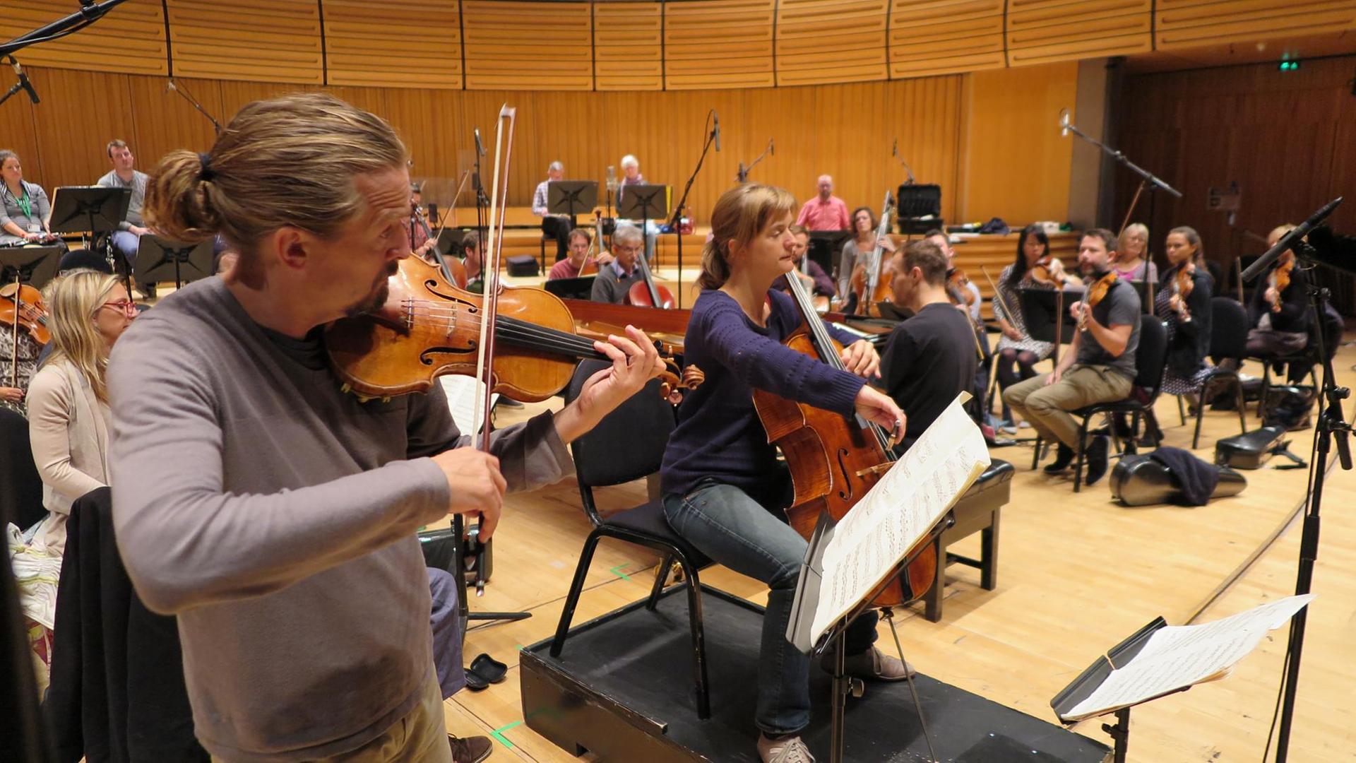 Christian Tetzlaff, Violine, Tanja Tetzlaff, Violoncello und Lars Vogt, Klavier musizieren mit den Musikern der Royal Northern Sinfonia im Konzerthaus Sage in Gateshead, England Christian Tetzlaff, Violine, Tanja Tetzlaff, Violoncello und Lars Vogt, Klavier musizieren mit den Musikern der Royal Northern Sinfonia im Konzerthaus Sage in Gateshead, England