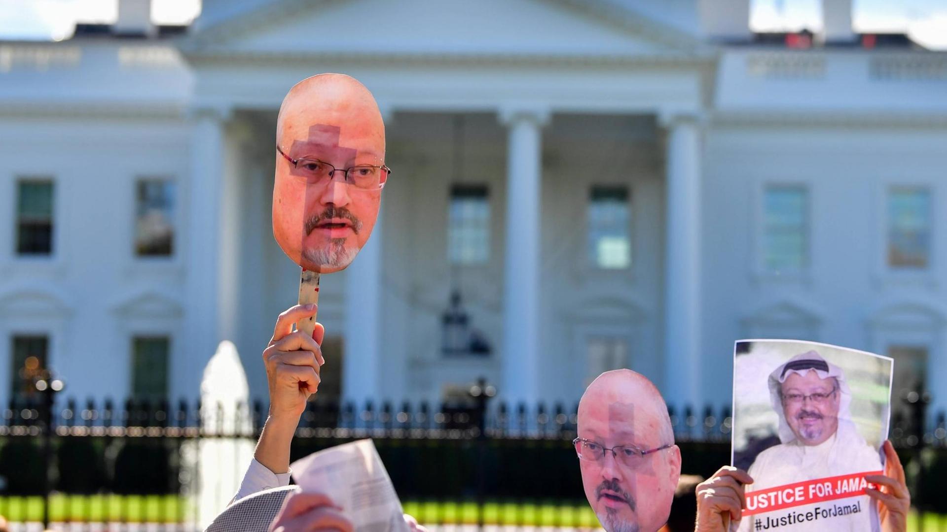 Protesters with the activist group Code Pink demonstrate outside the White House to call attention to the disappearance of Saudi Arabian journalist Jamal Khashoggi, in Washington, D.C. on October 19, 2018. Khashoggi has disappeared following a meeting at the Saudi consulate in Istanbul. PUBLICATIONxINxGERxSUIxAUTxHUNxONLY WAP20181019319 KEVINxDIETSCH Protesters with the activist group Code Pink demonstrate outside the White House to call attention to the disappearance of Saudi Arabian journalist Jamal Khashoggi, in Washington, D.C. on October 19, 2018. Khashoggi has disappeared following a meeting at the Saudi consulate in Istanbul. PUBLICATIONxINxGERxSUIxAUTxHUNxONLY WAP20181019319 KEVINxDIETSCH