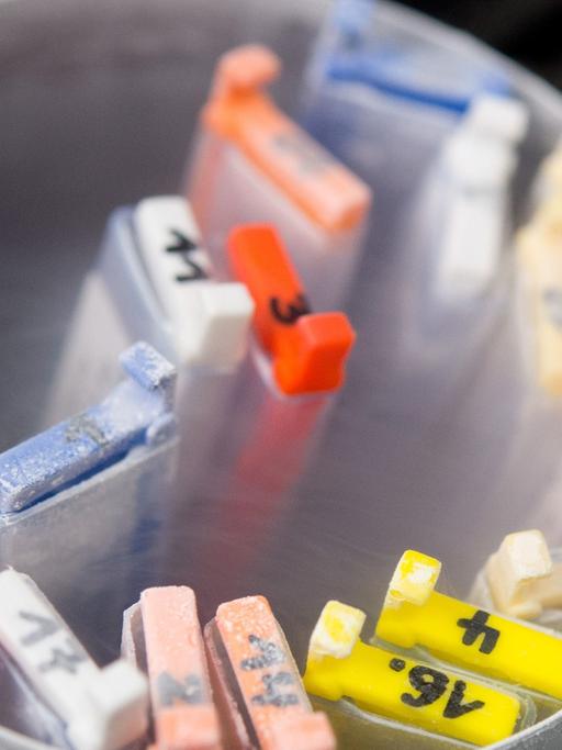 In einem Stickstoffbehälter lagern Kassetten mit eingefrorenen Eizellen in einem Labor im Universitätsklinikum in Tübingen.