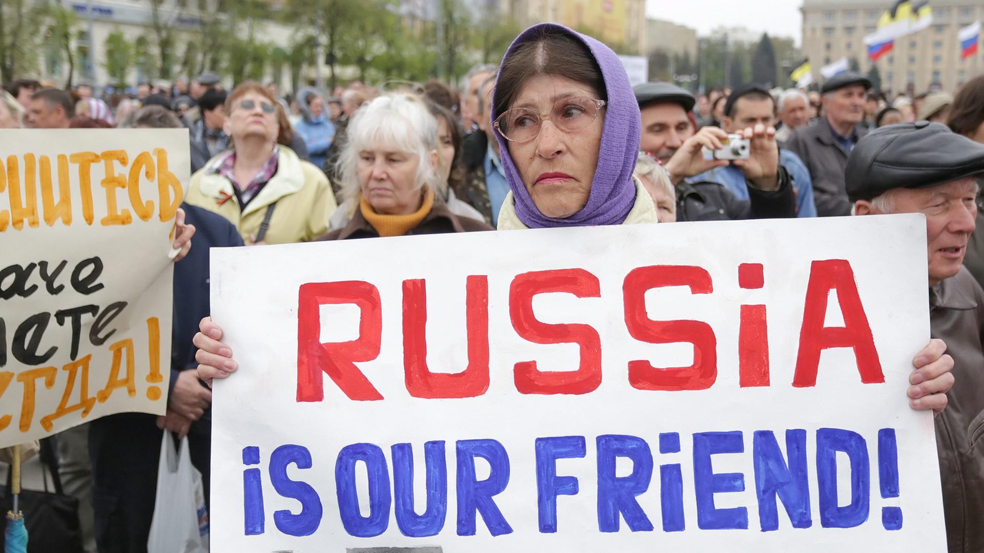 Eine prorussische Demonstrantin in Charkiw hält ein Schild mit der Aufschrift "Russia is our friend - USA go home!" Eine prorussische Demonstrantin in Charkiw hält ein Schild mit der Aufschrift "Russia is our friend - USA go home!"