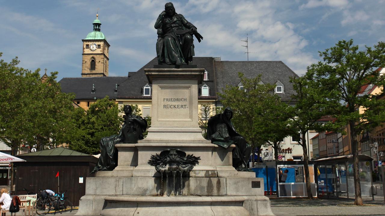 Blick auf das Denkmal des deutschen Dichters Friedrich Rückert in dessen Geburtsort Schweinfurt (Unterfranken). Blick auf das Denkmal des deutschen Dichters Friedrich Rückert in dessen Geburtsort Schweinfurt (Unterfranken).