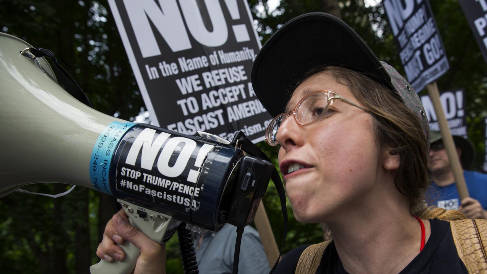 Eine junge Frau bei einer Protestkundgebung gegen US-Präsident Trump Eine junge Frau bei einer Protestkundgebung gegen US-Präsident Trump