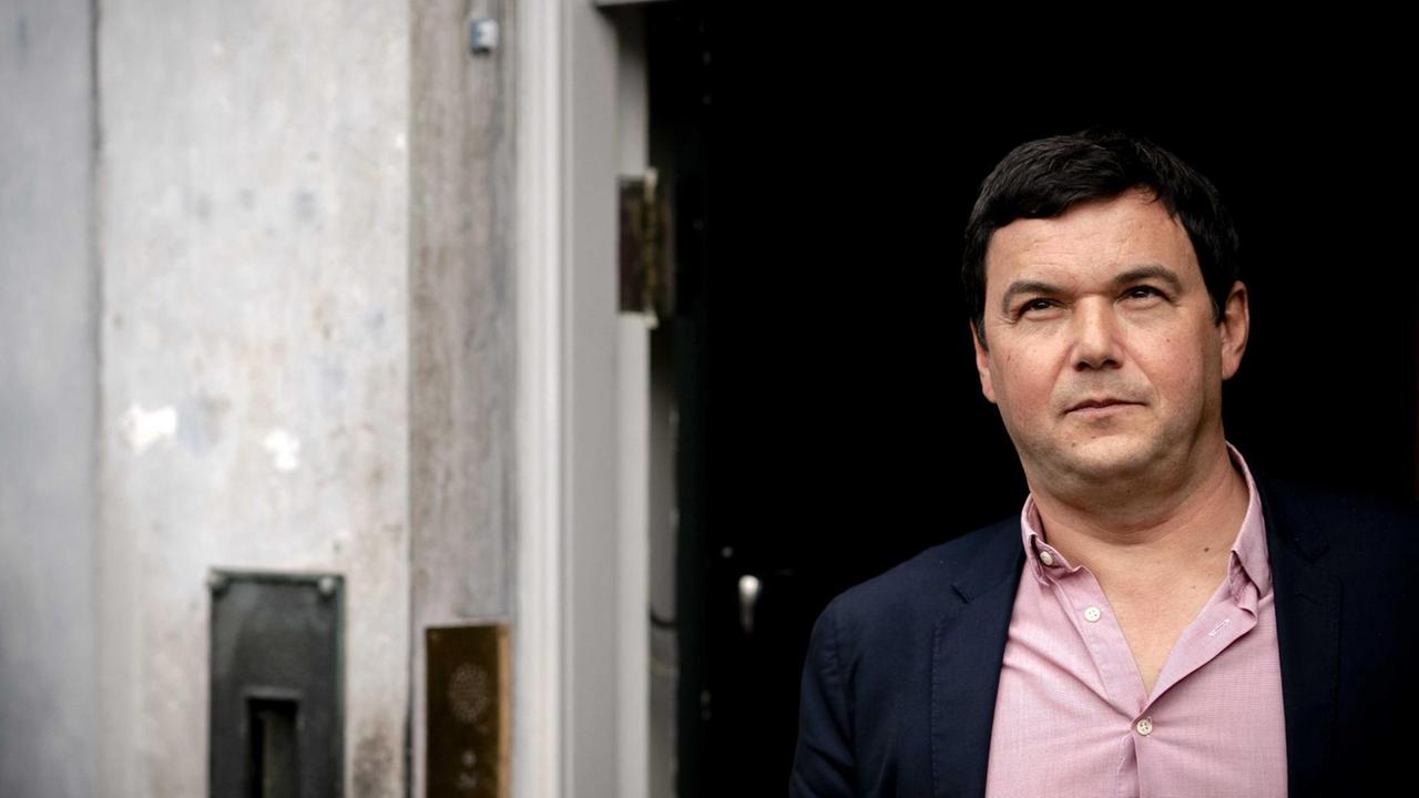 Porträt von Thomas Piketty vor Haustür in Amsterdam. Porträt von Thomas Piketty vor Haustür in Amsterdam.