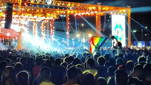 Zuhörer der libanesischen Gruppe Mashrou Leila halten beim Konzert am 22.09.2017 in Kairo (Ägypten) eine Regenbogenfahne in die Höhe. Wegen einiger Regenbogenfahnen bei einem Konzert in Kairo darf die wohl bekannteste Indie-Rockband der arabischen Welt nicht mehr in Ägypten auftreten.
