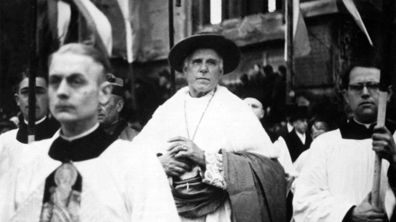 Der deutsche katholische Theologe Clemens August Graf von Galen (m.) in einer undatierten Aufnahme. Der deutsche katholische Theologe Clemens August Graf von Galen (m.) in einer undatierten Aufnahme.
