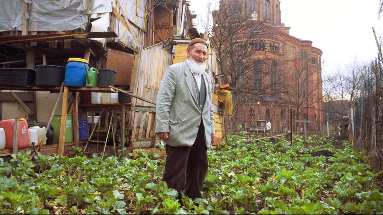 Der 75-Jährige Osman Kalin steht in seinem Gemüsegarten.