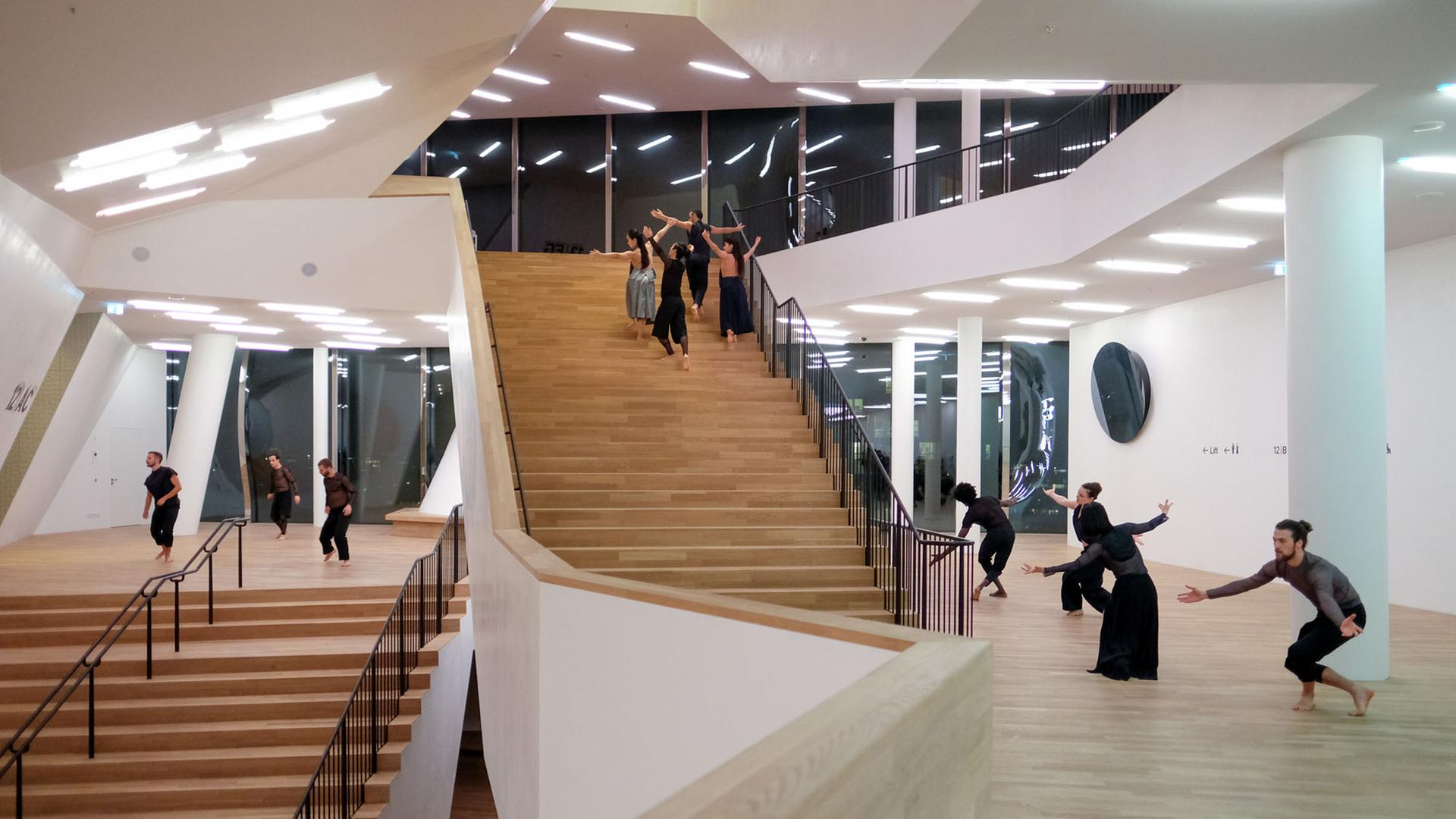 Tänzer von Sasha Waltz tanzen im Foyer der Elbphilharmonie Hamburg. Tänzer von Sasha Waltz tanzen im Foyer der Elbphilharmonie Hamburg.