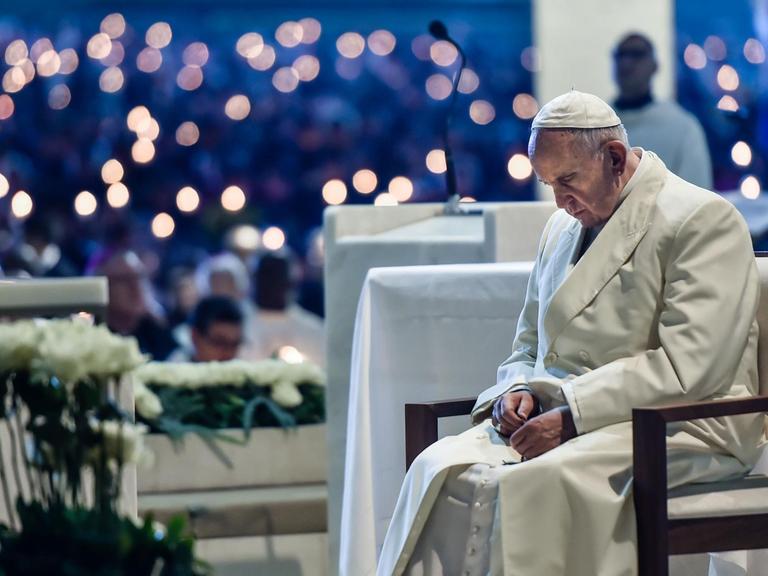 Papst Franziskus beim Gebet während der Nachtwache in der Kapelle von Fatima/Portugal am 12. Mai 2017. Zwei der drei Hirtenkinder, denen die Jungfrau Maria vor 100 Jahren erschienen war, werden am 13. Mai 2017 heiliggesprochen.