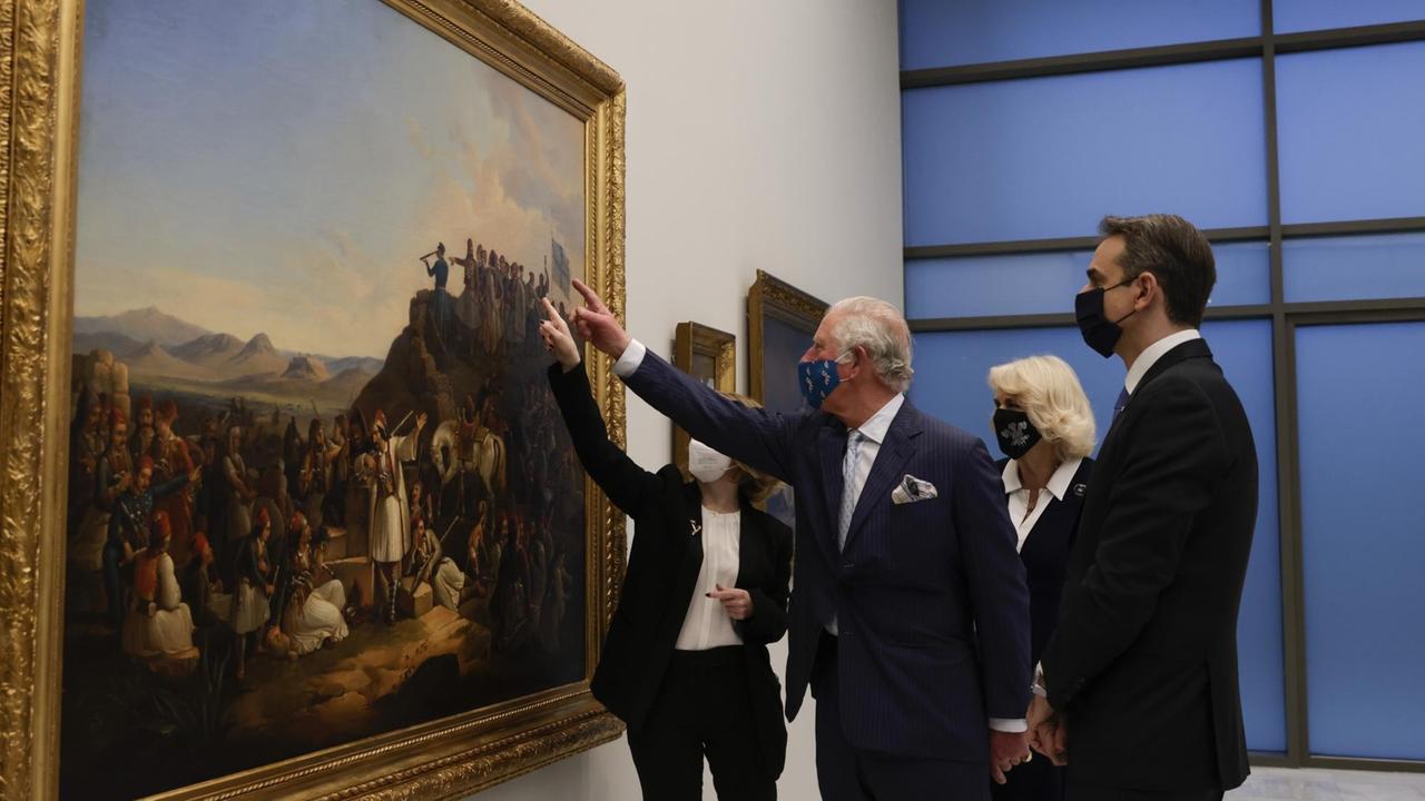 Prinz Charles und seine Frau Camilla besichtigen am 24. März 2021 mit dem griechischen Premierminister Kyriakos Mitsotakis die renovierte Nationalgalerie in Athen. Prinz Charles und seine Frau Camilla besichtigen am 24. März 2021 mit dem griechischen Premierminister Kyriakos Mitsotakis die renovierte Nationalgalerie in Athen.