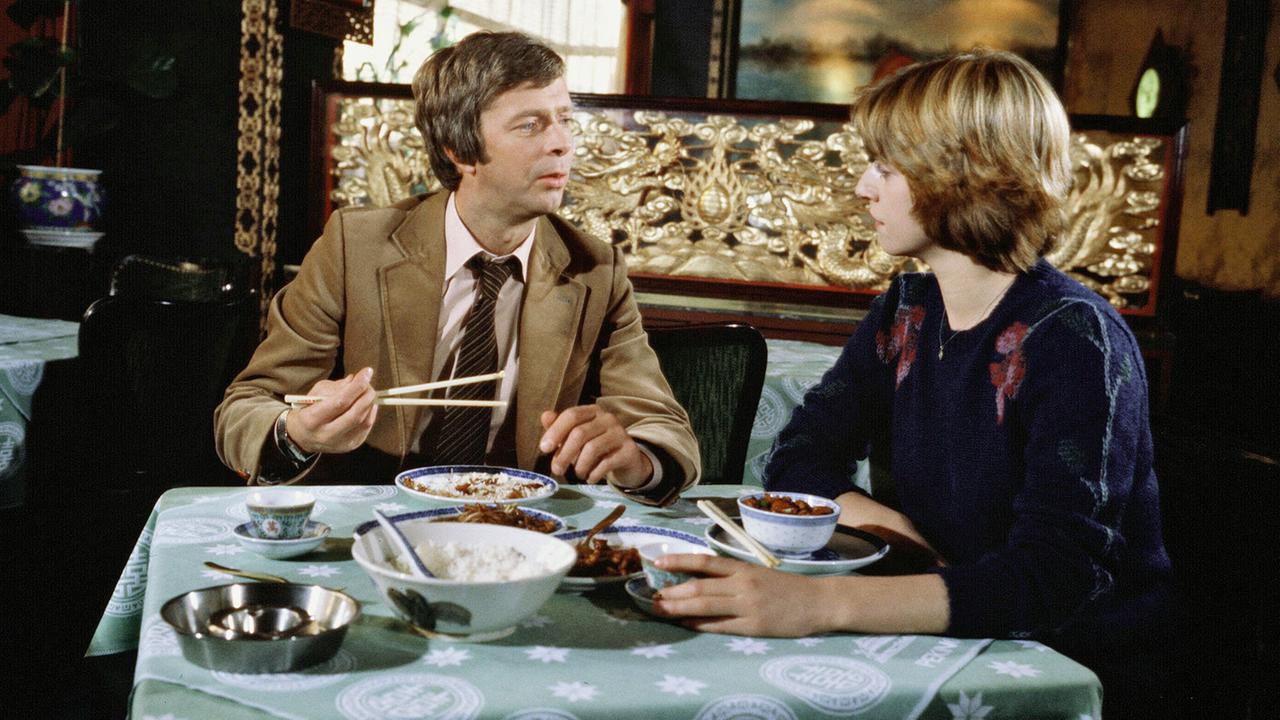 Aus der Tatort-Folge "Mit nackten Füßen" (1980): Hauptkommissar Sander (Volker Kraeft) ermittelt in einem chinesischen Restaurant Aus der Tatort-Folge "Mit nackten Füßen" (1980): Hauptkommissar Sander (Volker Kraeft) ermittelt in einem chinesischen Restaurant