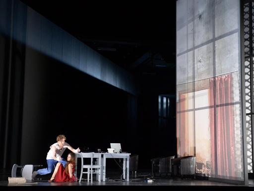 Eine Szene aus Leoš Janáčeks "Aus einem Totenhaus" an der Frankfurter Oper mit dem Bühnenbild von Johannes Schütz, April 2018