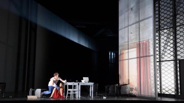 Eine Szene aus Leoš Janáčeks "Aus einem Totenhaus" an der Frankfurter Oper mit dem Bühnenbild von Johannes Schütz, April 2018