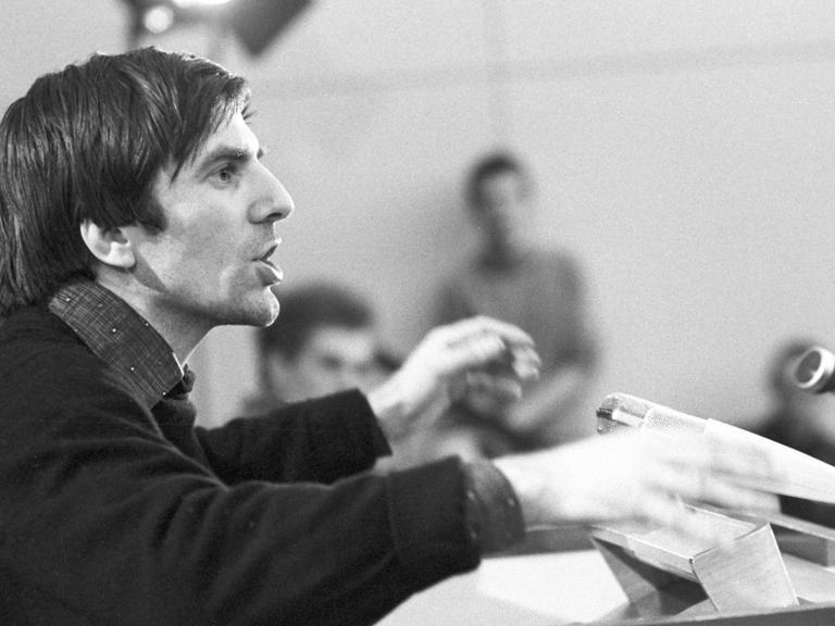 Studentenführer Rudi Dutsche steht während eines Vortrags in der Aula der Halenpaghenschule in Buxtehude am 06.03.1968 an einem Rednerpult und spricht