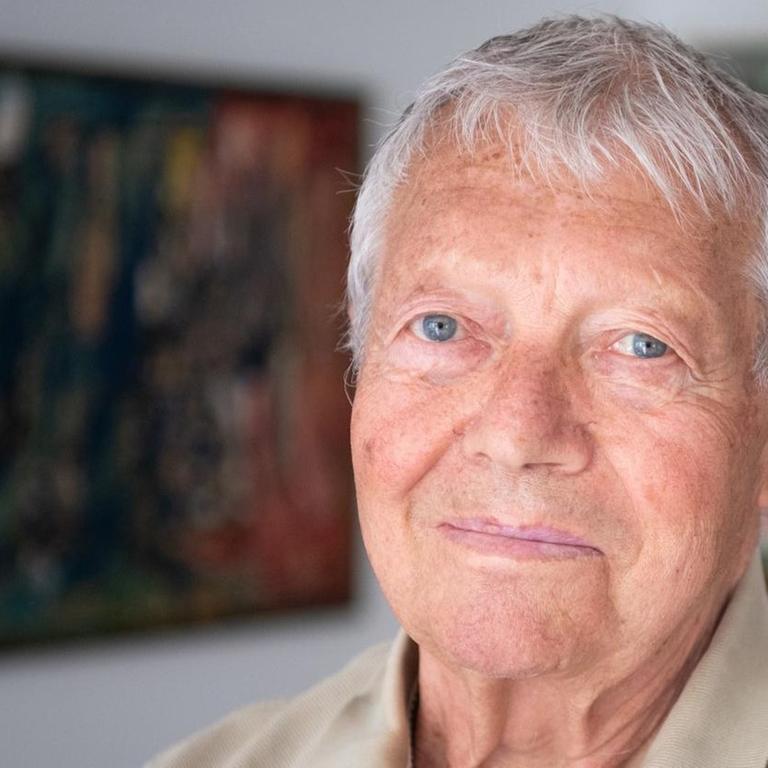 Rolf Schneider, Schriftsteller, steht im Mai 2019 in einem Haus im Land Brandenburg. 
