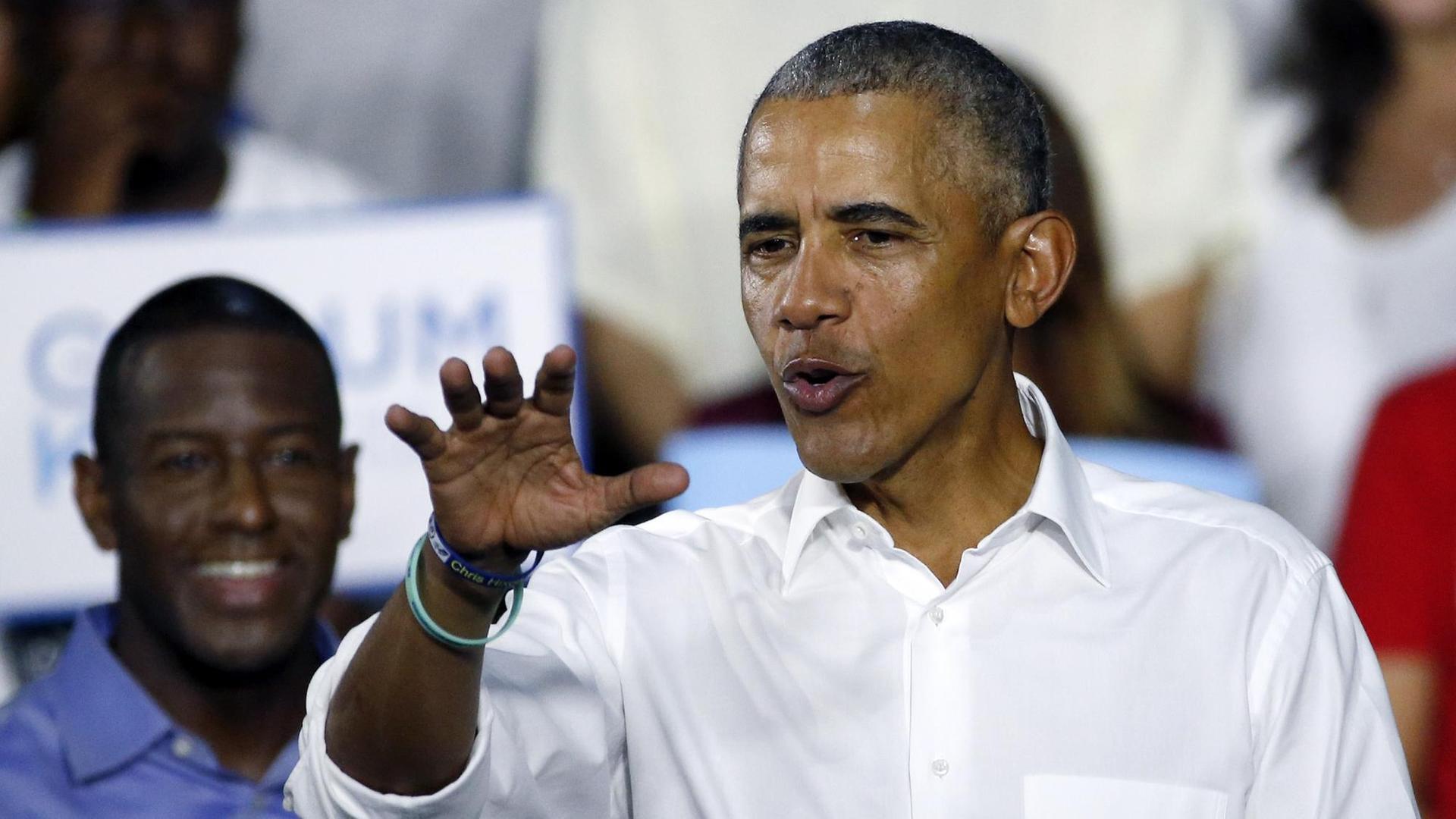 Barack Obama setze sich auf verschiedenen Wahlkampfveranstaltungen ein. Zuletzt vor 3.000 Anhängern des demokratischen Kandidaten Andrew Gillum in Florida. Barack Obama setze sich auf verschiedenen Wahlkampfveranstaltungen ein. Zuletzt vor 3.000 Anhängern des demokratischen Kandidaten Andrew Gillum in Florida.