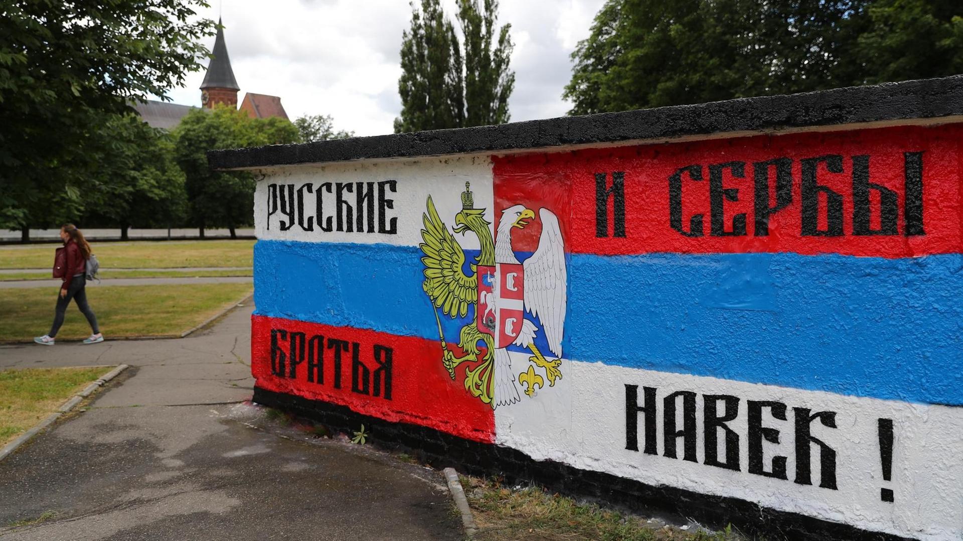 "Russen und Serben sind für immer Brüder" - in Kaliningrad bezeugt eine Wandmalerei die Freundschaft beider Länder. "Russen und Serben sind für immer Brüder" - in Kaliningrad bezeugt eine Wandmalerei die Freundschaft beider Länder.