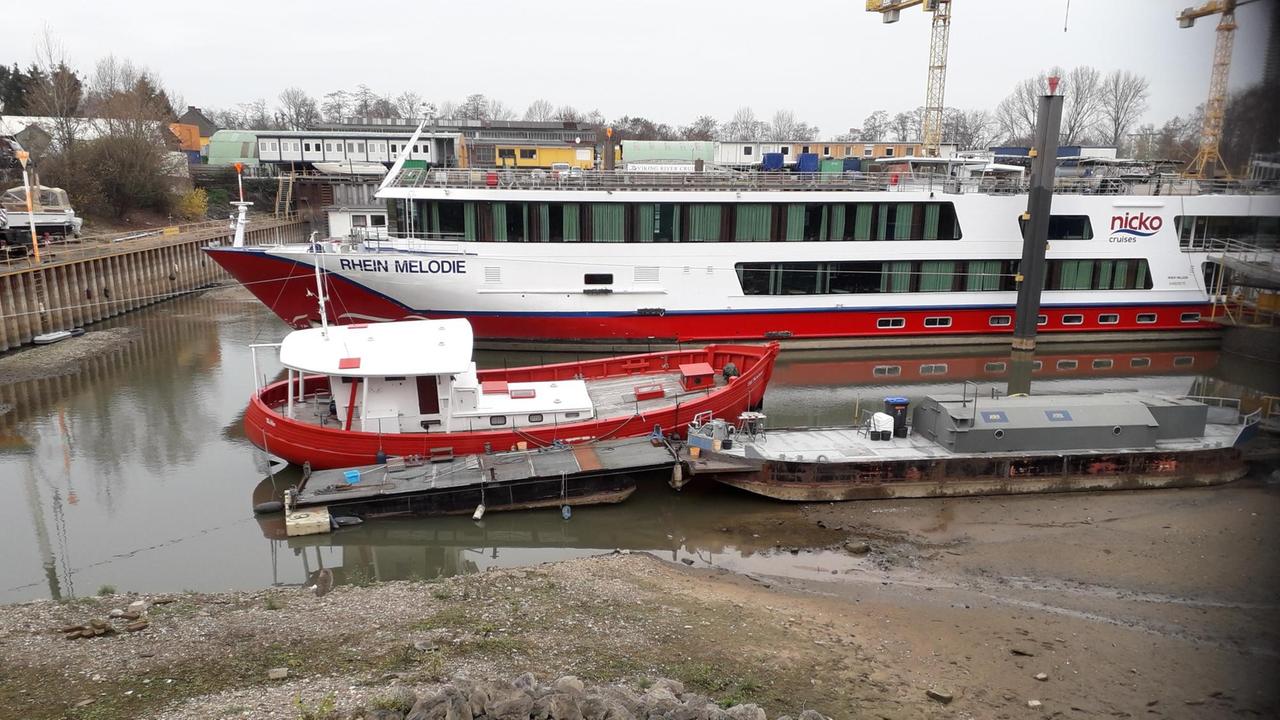 Ein Schiff liegt am Rhein im Niedrigwasser