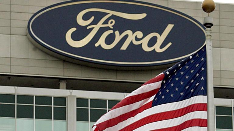 Eine US-Flagge weht vor der Zentrale des US-Autobauers Ford in Dearborn, Michigan