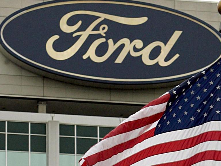 Eine US-Flagge weht vor der Zentrale des US-Autobauers Ford in Dearborn, Michigan