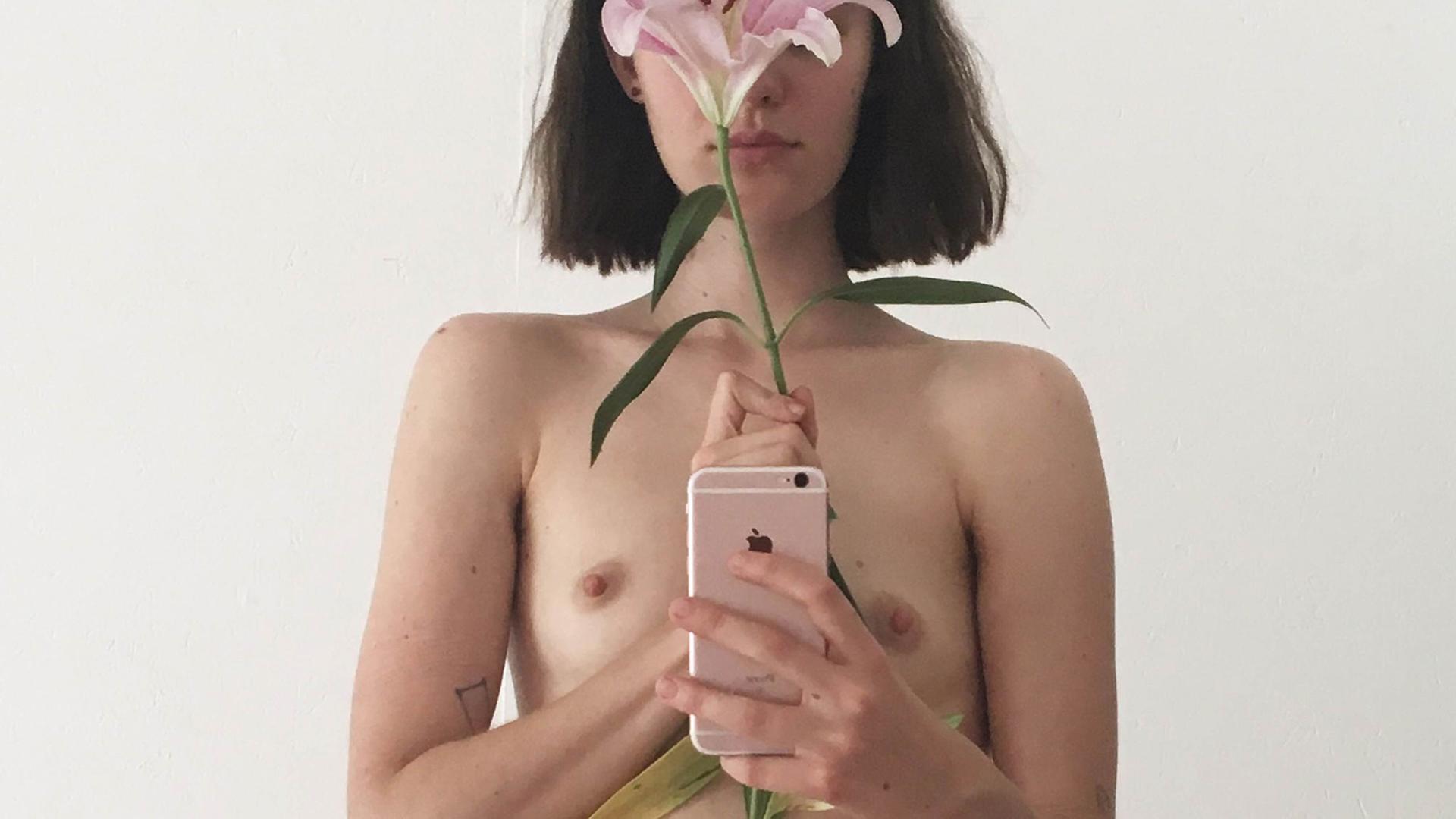 Nackte Brüste werden oft gelöscht - auch wenn eine Blume mit auf dem Foto ist Nackte Brüste werden oft gelöscht - auch wenn eine Blume mit auf dem Foto ist