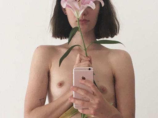 Nackte Brüste werden oft gelöscht - auch wenn eine Blume mit auf dem Foto ist