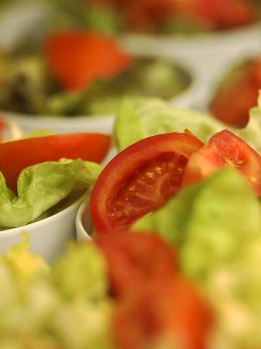 Kleine Beilagen-Salat-Teller garniert mit Tomaten