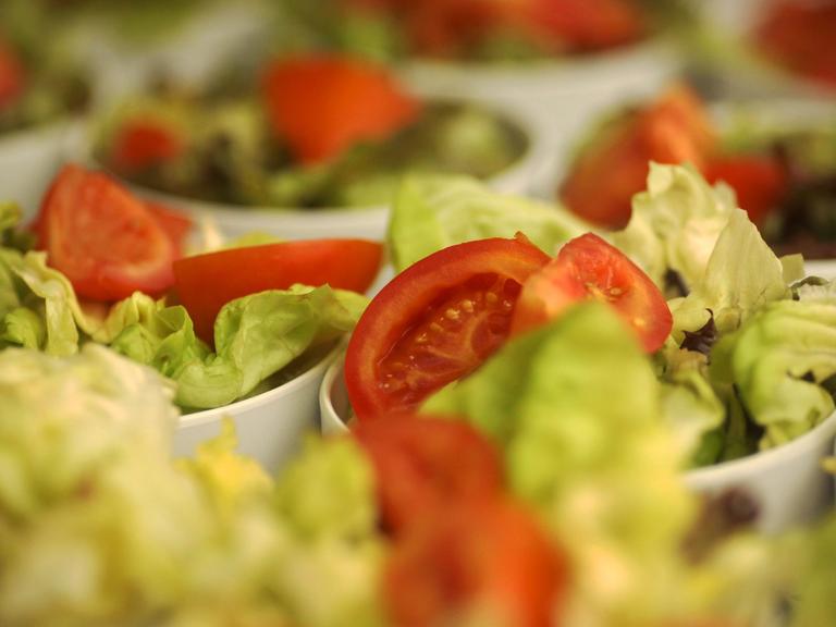 Kleine Beilagen-Salat-Teller garniert mit Tomaten