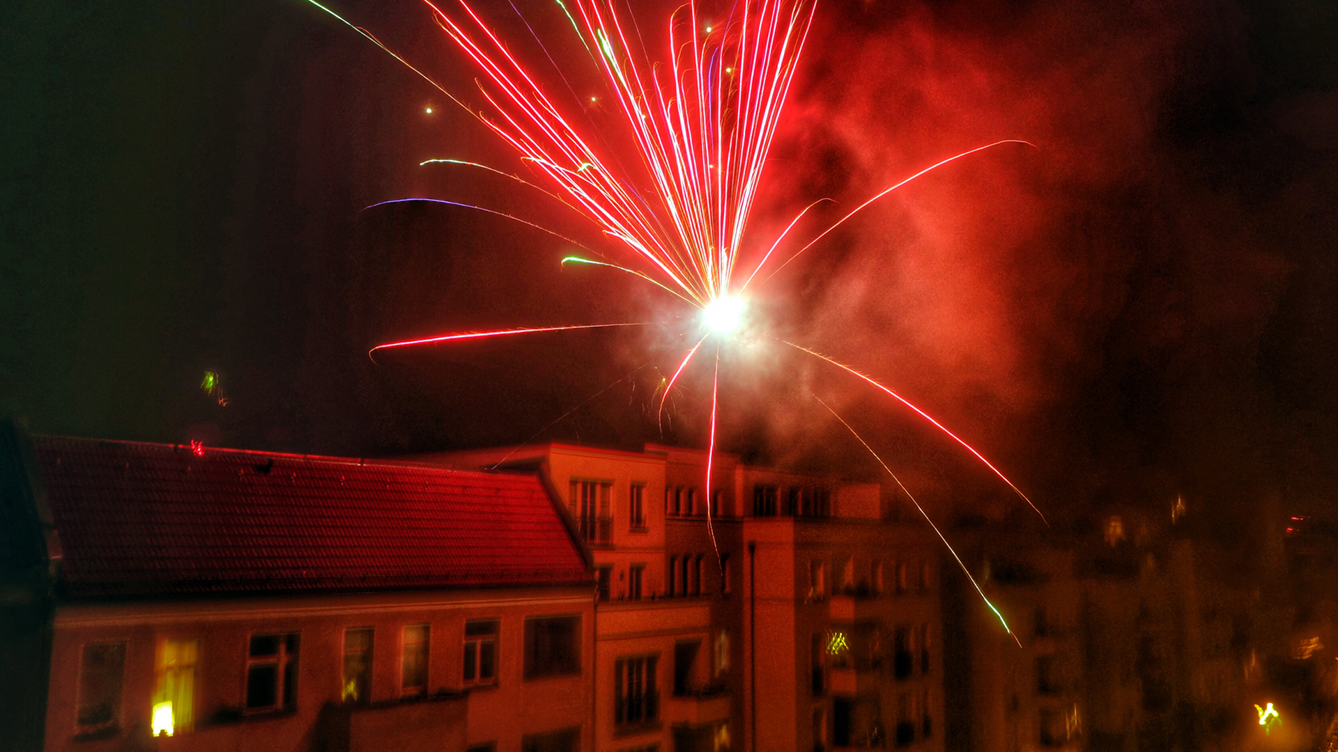 Silvester in der Stadt: Am letzten und am ersten Tag des Jahres machen die Deutschen laute Sachen. Silvester in der Stadt: Am letzten und am ersten Tag des Jahres machen die Deutschen laute Sachen.