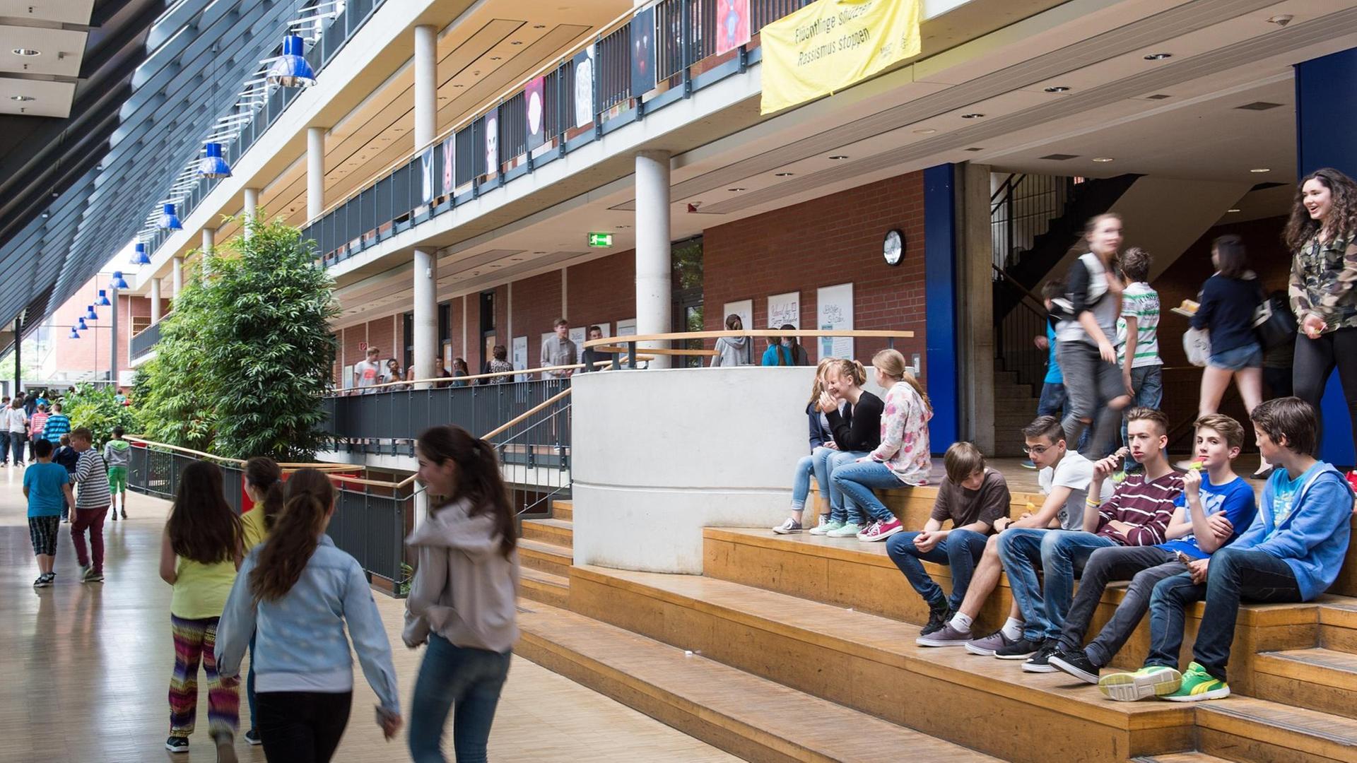 Die Schüler laufen am 08.06.2015 durch das Foyer der Gesamtschule Barmen in Wuppertal (Nordrhein-Westfalen). Die Schule ist Preisträgerin des Deutschen Schulpreises 2015. Foto: Marius Becker/dpa (zu dpa-KORR.: "Das Geheimnis von Deutschlands bester Schule 2015: Respekt" vom 10.06.2015) Die Schüler laufen am 08.06.2015 durch das Foyer der Gesamtschule Barmen in Wuppertal (Nordrhein-Westfalen). Die Schule ist Preisträgerin des Deutschen Schulpreises 2015. Foto: Marius Becker/dpa (zu dpa-KORR.: "Das Geheimnis von Deutschlands bester Schule 2015: Respekt" vom 10.06.2015)