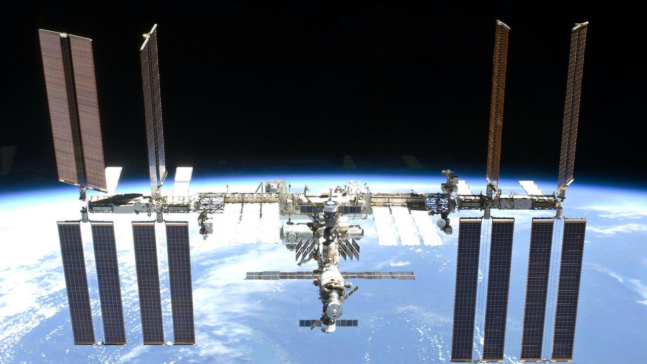 Die internationale Raumstation ISS, aufgenommen am 23.05.2010 vom STS-132 Space Shuttle Atlantis aus. Die internationale Raumstation ISS, aufgenommen am 23.05.2010 vom STS-132 Space Shuttle Atlantis aus.