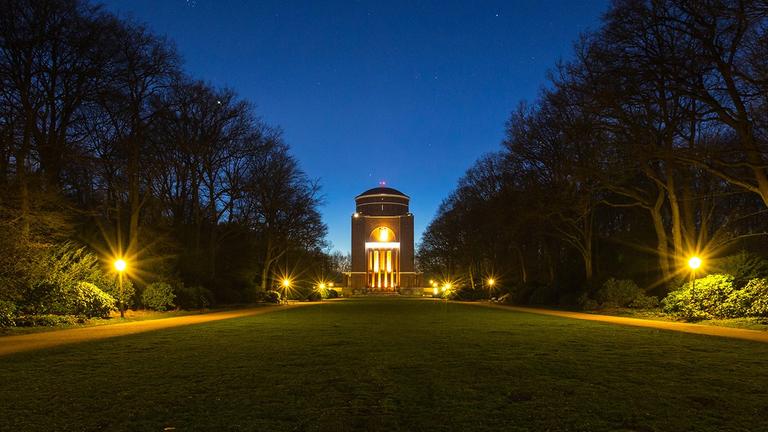 Das Planetarium befindet sich im alten Wasserturm im Hamburger Stadtpark