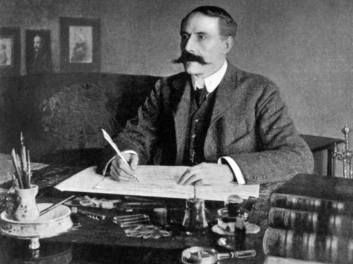 Der englische Komponist Edward Elgar an seinem Schreibtisch in Malvern Wells.