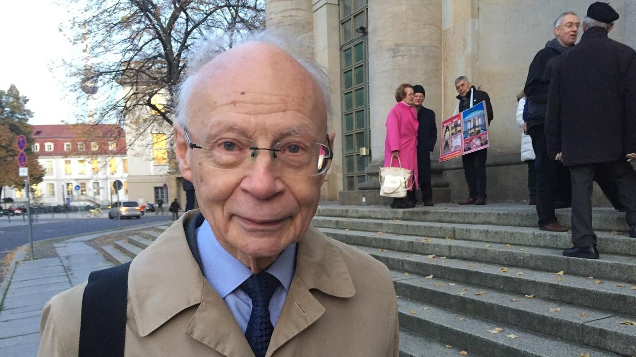 Hans Joachim Meyer, Vorsitzender des Vereins der Freunde der Hedwigskathedrale, auf einer Kundgebung gegen die Neugestaltung des Kircheninneren Hans Joachim Meyer, Vorsitzender des Vereins der Freunde der Hedwigskathedrale, auf einer Kundgebung gegen die Neugestaltung des Kircheninneren